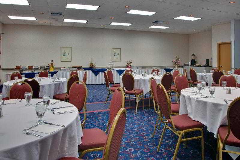 Delta Hotels By Marriott Saguenay Conference Centre Restaurant photo